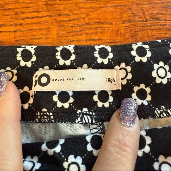 SO size small Black and White Floral High Rise Flare leggings super fun - Picture 4 of 7